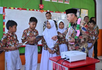Menteri Pendidikan Dasar dan Menengah (Mendikdasmen), Abdul Mu’ti, meninjau langsung proses pembelajaran dan kegiatan literasi di SD Negeri 2 Guraping serta SLB (Sekolah Luar Biasa) Centra PKLK (Pendidikan Khusus dan Layanan Khusus) Negeri Sofifi