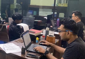 HKS (16), tersangka kurir pengedar tembakau sinte saat diinterogasi petugas jajaran Satuan Reserse Narkoba (Satresnarkoba) Polres Karanganyar