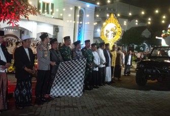 Bersama Para Santri Kasdim 0801/Pacitan Ikuti Takbir Keliling