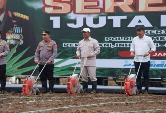 Mentan Amran bersama Kapolri Jenderal Listyo Sigit Prabowo memimpin kegiatan tanam jagung serentak seluas 1 juta hektar yang melibatkan 19 provinsi di Indonesia.