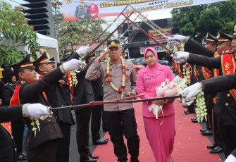 Upacara pedang pora menyambut kedatangan Kapolres Karanganyar yang baru, AKBP Hadi Kristanto, di Lapangan Mapolres setempat pada Jumat (24/1/2025) sore.