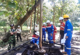 Tim verifikasi dari Pertamina, Dirjen Migas Kementerian ESDM,  SKK Migas, PT BPE sedang mengecek salah satu sumur tua minyak di Desa Ledok
