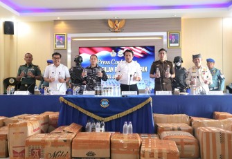 TNI AL Gagalkan Penyelundupan Ribuan Botol Arak Ilegal di Pelabuhan ASDP Ketapang 