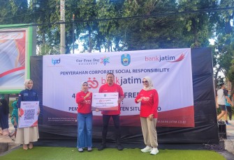 Bank Jatim Serahkan CSR 455 Unit Tenda Portabel untuk UMKM