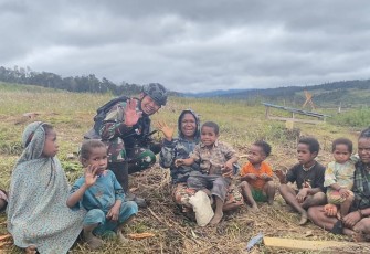 Satgas Yonif 751/VJS saat Berbagi Kebahagiaan Kepada Masyarakat di Honai Pedalaman