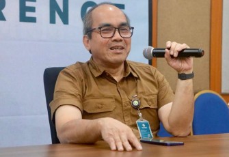 Deputi Bidang Pengawasan Kemenkop Herbert Siagian didampingi Asdep Kepatuhan Prinsip dan Penilaian Kesehatan Kemenkop Dandy Bagus Ariyanto, dalam keterangannya, Jakarta, Jumat (14/11)