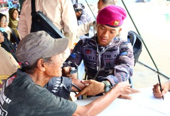 TNI AL Tutup Tahun Dengan Gelar Aksi Kemanusiaan di Bireun Aceh 