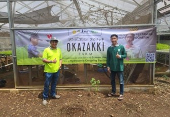 Muzakki Lazuardy (kanan) dilahan di lahan Okazakki Farm miliknya Desa Karangnangka Kecamatan Mrebet Purbalingga, bersama dosen Fakultas Pertanian Unsoed Dr Ir Djeimy Kusnaman