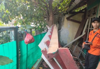 Sejumlah rumah mengalami kerusakan akibat gempa bumi berkekuatan M4.1 yang mengguncang Bogor, Jawa Barat, pada Kamis (10/4)