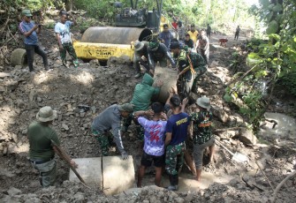 Terik Matahari Tidak Jadi Penghalang Satgas TMMD Kodim 1405/Parepare Pasang Gorong-gorong 