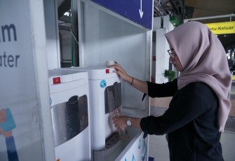 Penumpang kereta api di stasiun Semarang Tawang Bank Jateng dan Poncol sedang mengisi ulang air minum yang disediakan PT KAI Daop 4 Semarang