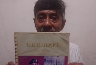 Simson Manuhutu memegang buku Biografi Onny Manuhutu (Dokumen Pribadi/Rio Ferdinand)