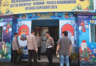 Kapolres Karanganyar AKBP Hadi Kristanto meninjau lokasi rencana pembuatan Pos Pam Operasi Ketupat Candi 2025, di exit tol Klodran, Colomadu, Karanganyar, Sabtu (8/3/2025)