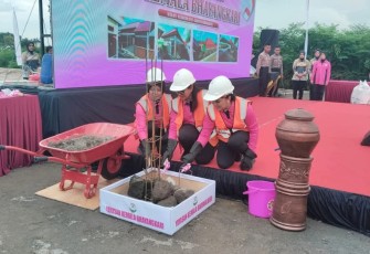  Peletakan batu pertama (ground breaking) relokasi pembangunan SMP Kemala Bhayangkari, di Desa Jati, Kecamatan Jaten, Kabupaten Karanganyar, Selasa (25/2/2025)