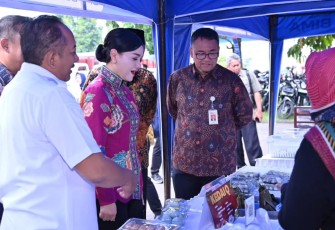 Bupati Rober Christanto dampingi Friderica Widyasari Dewi mengunjungi stand UMKM dalam kegiatan Kick Off Bulan Literasi Keuangan 2025, di Pendopo Rumah Dinas Bupati Karanganyar, Jumat (23/5/2025)