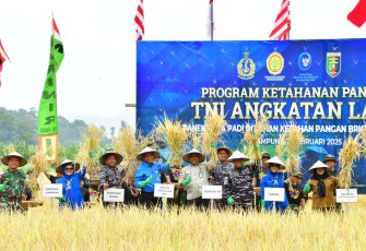 Kasal Laksamana TNI Dr. Muhammad Ali didampingi Ketua Umum Jalasenastri Ny. Fera Muhammad Ali saat meninjau program ketahanan pangan yang diselenggarakan TNI AL secara serentak di satuan wilayah TNI AL di seluruh Indonesia secara Vicon dan berpusat di Lampung. Senin (3/2).