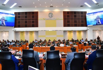 Kepala Staf Angkatan Laut (Kasal) Laksamana TNI Dr. Muhammad Ali menghadiri Raker dengan Komisi I DPR RI, Menhan, dan Panglima TNI membahas Persetujuan Penerimaan Hibah Alpahankam dari Luar Negeri bertempat di DPR RI, Jakarta. Selasa (4/2)