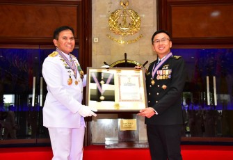 Tanda Kehormatan Bintang Jala Sena Utama Dianugrahkan Kepada Chief Of The Republik Of Singapore Navy