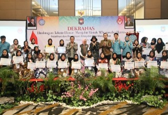 Foto bersama dalam Bimtek Menjahit di Hotel Harper Palembang beberapa waktu lalu. 