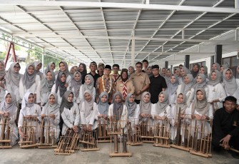 Wakil Menteri Pendidikan Dasar dan Menengah, Atip Latipulhayat, meninjau Implementasi Kurikulum Merdeka di SMAN 1 Padalarang, Kabupaten Bandung Barat, pada Jumat  (14/3)