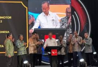 Menteri Perindustrian Agus Gumiwang Kartasasmita dalam sambutannya saat meresmikan pabrik baru Karawang Assembly Plan 2 (KAP2) PT Astra Daihatsu Motor (PT ADM) di Kawasan Industri Suryacipta, Kamis (27/2)