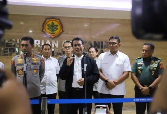 Dihadapan Mentan Amran, Kabareskrim Polri Wahyu Widada, Ketua Dewan Pengawas Bulog Sudaryono, dan Direktur Utama Bulog Novi Helmy Prasetya, sejumlah perwakilan pengusaha penggilingan padi dan beras swasta menandatangani purchase order (PO) di Auditorium Utama Kementerian Pertanian (Kementan), Jakarta, Senin (10/2).