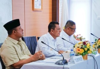 Rakor Pemerintah Daerah Kabupaten/Kota se-Provinsi Kepri yang berlangsung di Gedung Graha Kepri, Batam Centre, Senin (8/12).