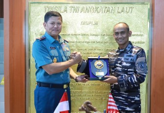 Pangkoarmada III saat Terima Kunker Kadisfaslanal di Mako Armada III