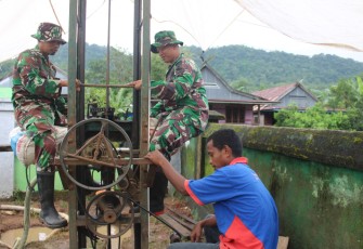 Permudah Warga Dapatkan Air Bersih Satgas TMMD Ke-123 Buat Sumur Bor