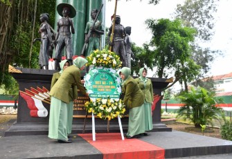 Persit KCK Cab XVI Dim Ponorogo Ziarah Rombongan 