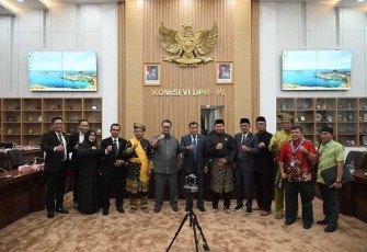 Wakil Ketua Komisi VI DPR RI Nurdin Halid foto bersama usai memimpin Rapat Dengar Pendapat Umum dengan Pimpinan PT Dani Tasha Lestari di Gedung Nusantara I, Senayan, Jakarta, Selasa (4/2/2024)