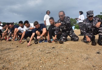Kepala Dinas Operasi dan Latihan TNI Angkatan Laut (Kadisopslatal) Laksamana Pertama TNI Heri Triwibowo, saat memimpin pelaksanaan pelepasan tukuk dan penanaman terumbu karang, dalam rangkaian MNEK 2025, Selasa (18/02) di Bali Coral Dive