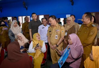 Gubernur Jawa Tengah Ahmad Luthfi saat meninjau pelaksanaan peluncuran Program Speling, di Balai Desa Bulurejo, Kecamatan Gondangrejo, Kabupaten Karanganyar, Senin (10/3/2025)