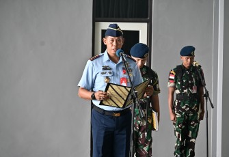 Komandan Lanud Raden Sadjad (Danlanud RSA) Natuna, Kolonel Pnb I Ketut Adiyasa Ambara, memimpin apel pagi  Hanggar Timur Lanud RSA Kabupaten Natuna, Provinsi Kepulauan Riau, Senin (10/2/2025)