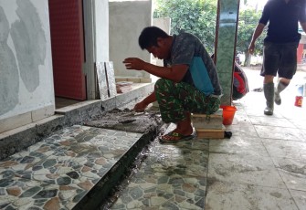 Satgas TMMD Ke-124 Kodim 0408/BS Pasang Keramik Tempat Wudhu Masjid Nurul Hidayah