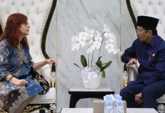 Menteri Agama Nasaruddin Umar, menerima kunjungan Duta Besar Yunani untuk Indonesia, Stella Bezirtzoglou, di Kantor Kementerian Agama Pusat, Jakarta, Kamis (8/5/2025)