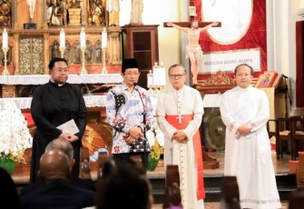 Menteri Agama Nasaruddin Umar menyampaikan sambutan sebelum pelaksanaan Misa Requiem bagi Paus Fransiskus di Gereja Katedral Jakarta. Turut hadir, Uskup Agung Jakarta, Ignatius Kardinal Suharyo