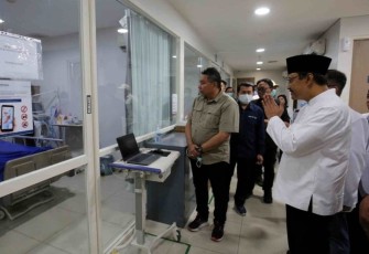 Mensos Saifullah Yusuf (Gus Ipul) saat Jenguk Korban Luka Berat Unjuk Rasa di RS Primaya Makassar