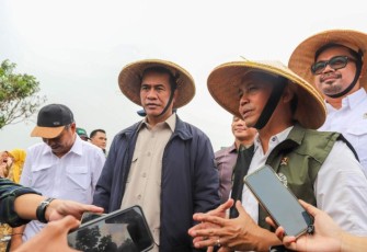 Menteri Pertanian (Mentan) Andi Amran Sulaiman bersama Menteri Kehutanan (Menhut) Raja Juli Antoni menggelar penanaman agroforestri pangan secara serentak di 17 provinsi di seluruh Indonesia