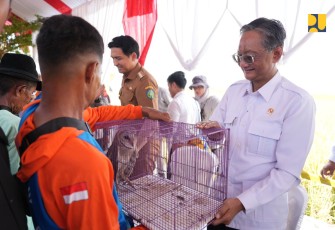 Menteri Pekerjaan Umum (PU) Dody Hanggodo menyerahkan 12 ekor burung hantu kepada petani di Kecamatan Cikedung, Kabupaten Indramayu, Selasa (22/4)