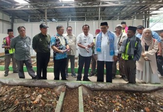 Plh. Wali Kota Depok, Chandra Rahmansyah didampingi Kepala DLHK Depok, Abdul Rahman bersama Camat dan Lurah setempat meninjau pengolahan sampah organik PT. Biomagg di Kelurahan Jatijajar, Selasa (25/02/25)