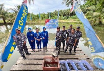 Komandan Lanal Melonguane, Letkol Laut (P) Widi Aditya, S.T., M.Tr.Opsla didampingi Ketua Cabang 7 Korcab VIII DJA II, Ny. Pitri Widi Aditya, bersama prajurit Jalasena dan masyarakat binaan Lanal di Kabupaten Kepulauan Talaud, secara langsung melaksanakan panen raya berbagai jenis tanaman pangan yang telah dilaksanakan selama ini oleh Lanal Melonguane pada Jumat (21/03)