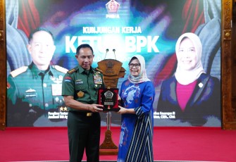 Panglima TNI Jenderal TNI Agus Subiyanto menerima kunjungan Ketua Badan Pemeriksa Keuangan (BPK) RI, Dr. Ir. Isma Yatun, M.T., CSFA., di Mabes TNI, Cilangkap, Jakarta Timur, Senin (14/04/2025)