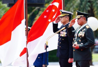 Panglima TNI Sematkan Bintang Jalasena Utama Kepada Kasal Singapura