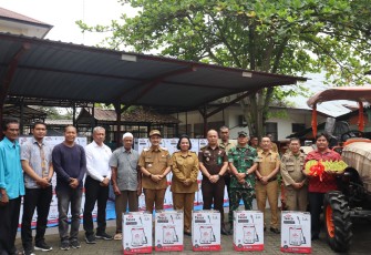 Wali Kota Tebing Tinggi, H. Iman Irdian Saragih menyerahkan bantuan alat mesin pertanian (alsintan) berupa traktor roda empat dan handsprayer elektrik kepada kelompok tani dan gabungan kelompok tani di Kota Tebing Tinggi