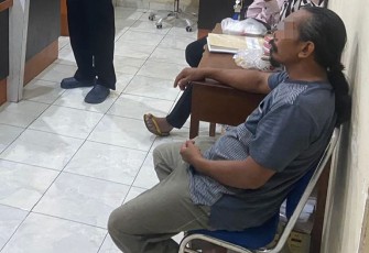  T (50), pelaku penganiayaan terhadap Anang Ari Sudagar (21), saat diamankan di Mapolres Karanganyar