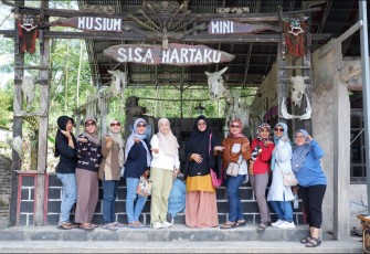 Ketua Persit KCK Cabang XV Kodim 0801/Pacitan saat berwisata ke Wisata ke Museum Mbah Marijan (Gunung Merapi)