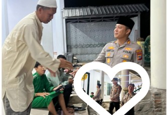 Kapolres Bitung, AKBP Albert Zai SIK.,SH saat sambangi jamaah masjid saat memimpin langsung pengamanan 