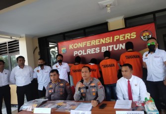 Kapolres Bitung, AKBP Albert Zai, SIK.,MH dengan di dampingi Kasat Resnarkoba, Iptu Trivo Datukramat bersama Kasi Humas Iptu Abdul Natip Anggai saat menggelar konferensi pers