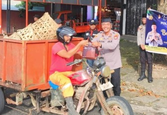 Polsek Tanjungpinang Kota dan Bhayangkari Berbagi Takjil 